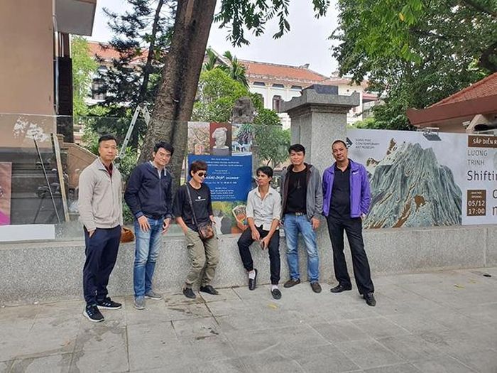 Nhóm họa sĩ triển lãm "Tháng Chạp"