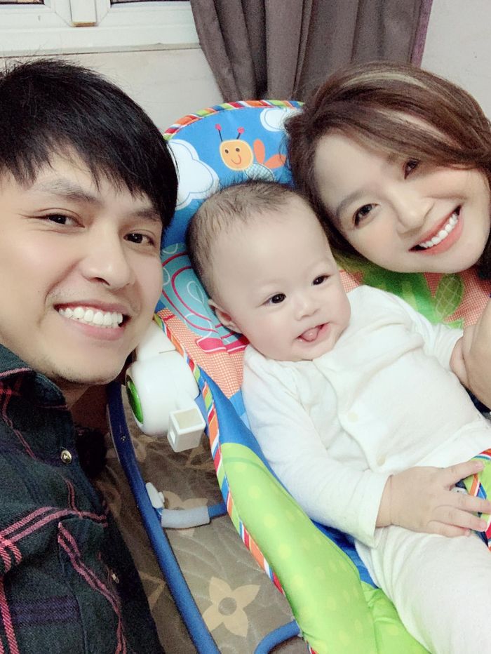 Đôi vợ chồng trẻ tận hưởng cuộc sống hạnh phúc bên con trai đầu lòng.