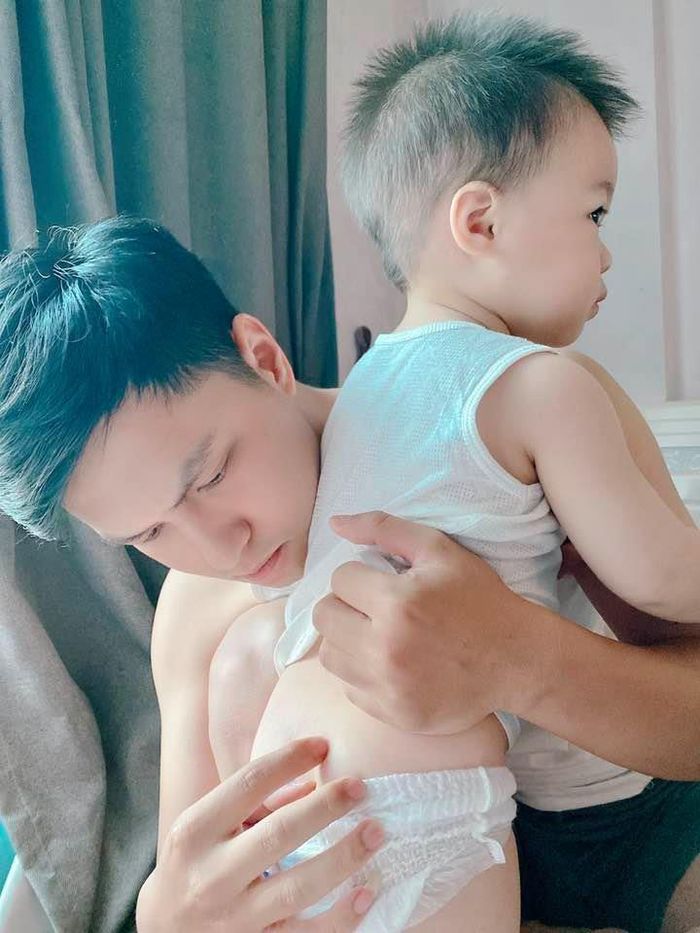 Nam diễn viên được mệnh danh là "ông bố bỉm sữa" khi rất khéo chăm con.