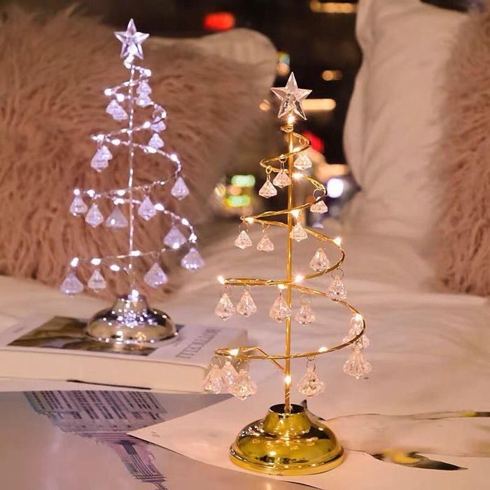 Ngôi sao trên đỉnh cây thông Noel biểu trưng cho sự ra đời của Chúa. Tương truyền, lúc Chúa vừa ra đời thì trên trời xuất hiện một ngôi sao rực rỡ, ánh sáng tỏa ra mấy trăm dặm. Đó cũng là vật trang trí đặt trên cùng của cây thông Noel, mang ý nghĩa đích đến của một đời người. Ảnh: Pacem_decor.