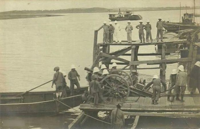 Một khẩu pháo được người Pháp đưa lên bến sông.