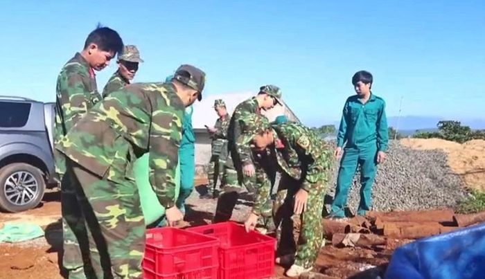 Lực lượng công binh thu gom, vận chuyển vật liệu nổ đi tiêu hủy