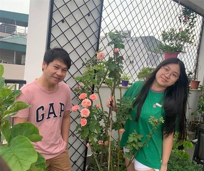 Một góc sân thượng lãng mạn hơn nhờ cây hồng sai bông. Không chỉ bà xã, con gái ca sĩ Trọng Tấn cũng yêu hoa và thích chụp hình bên thành quả vun trồng của bố mẹ.