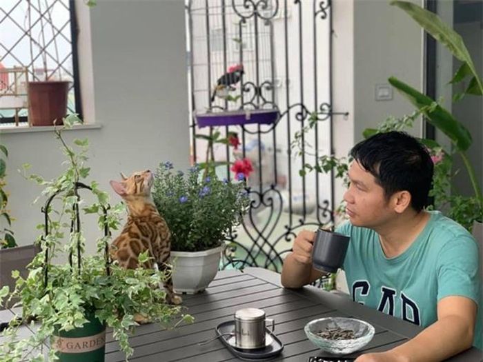 Buổi sáng, Trọng Tấn thảnh thơi thưởng thức một ly cà phê bên người bạn nhỏ, lắng nghe tiếng chim hót và ngắm cây cối đâm chồi mỗi ngày.
