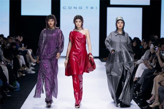 Top 3 Hoa hậu Hoàn vũ VN 2019 Kim Duyên, Khánh Vân, Thúy Vân (từ trái qua phải) cũng được Công Trí mời tham gia trình diễn phần đầu của bộ sưu tập.