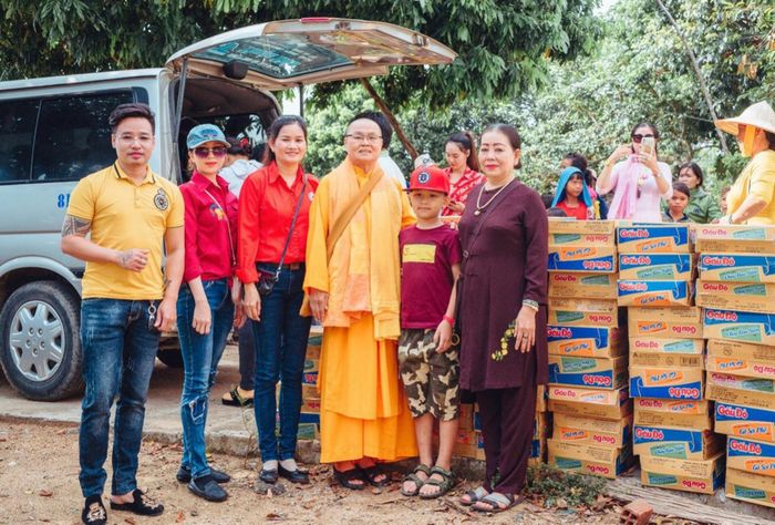 Sư cô Thích Nữ Thuần Liên cùng đoàn thiện nguyện trao tặng quà cho đồng bào vùng lũ miền Trung. (ảnh nhân vật cung cấp)
