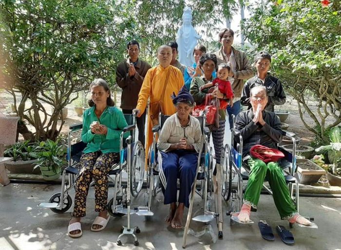 Sư cô Thích Nữ Thuần Liên trao tặng xe lăn cho người khuyết tật huyện Đak Pơ. Ảnh: Hà Phương