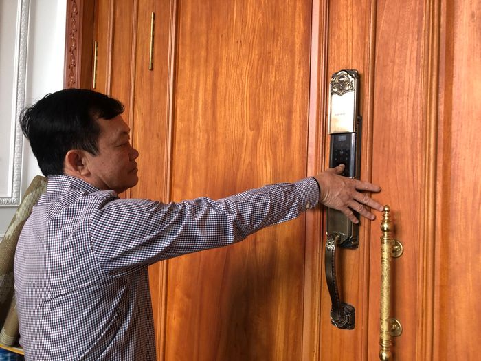 Anh Nguyễn Quốc Phong mở cửa bằng dấu vân tay. Ảnh: Nguyễn Giang
