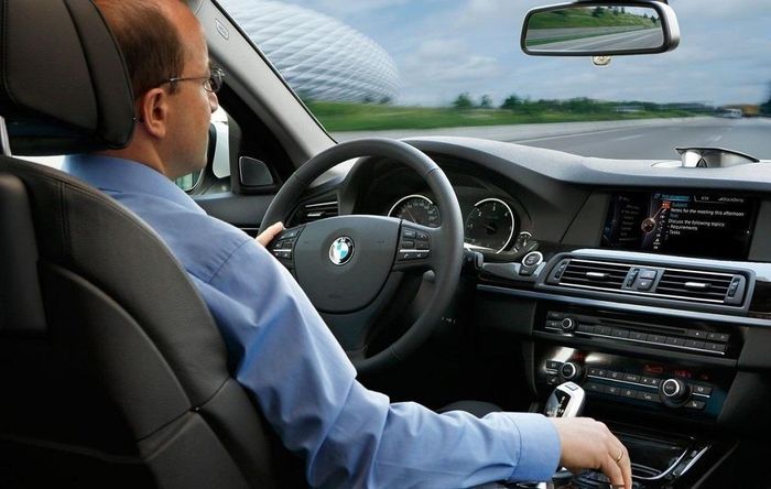 Một trong những lỗi mà các lái xe thường gặp chính là việc quên kéo phanh tay khi đỗ xe.