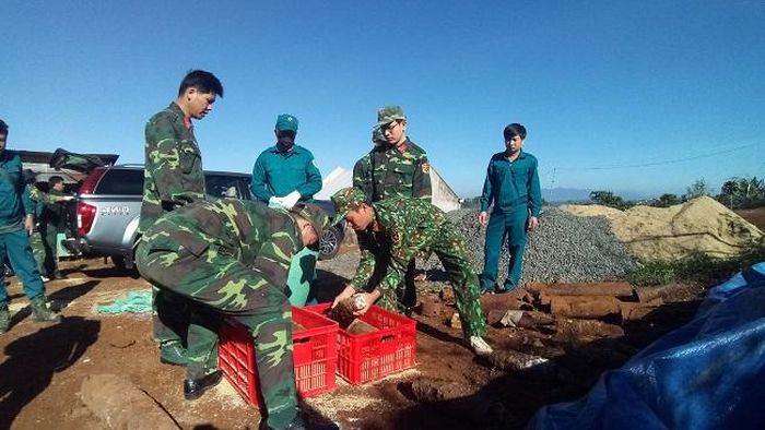 Lực lượng Công binh thu gom số đạn pháo