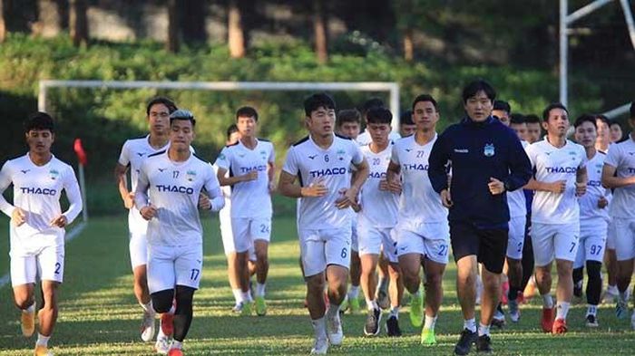 HAGL tích cực chuẩn bị cho mùa giải 2021 nhưng bầu Đức vẫn cần 1 trung vệ đẳng cấp bổ sung cho đội nhà. Ảnh: HAGLFC