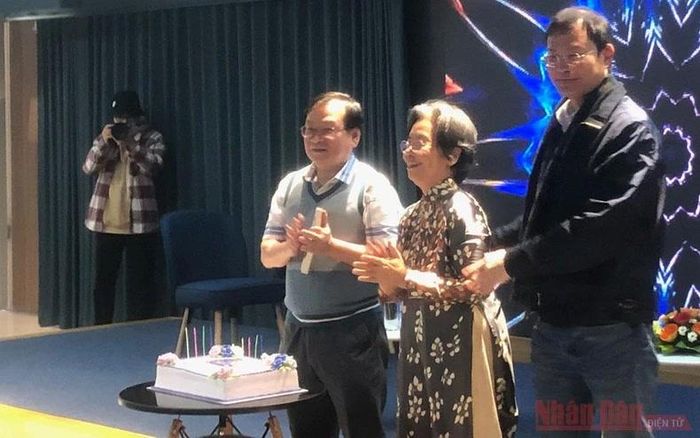 Giám đốc NXB Kim Đồng Bùi Tuấn Nghĩa, nhà văn Lê Phương Liên và nhà văn Nguyễn Nhật Ánh bên chiếc bánh mừng sinh nhật bộ sách.