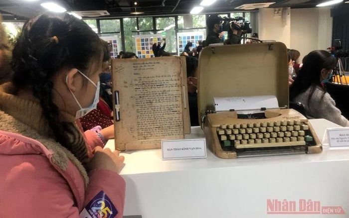  Chiếc máy chữ và bản thảo những tập đầu của bộ sách.