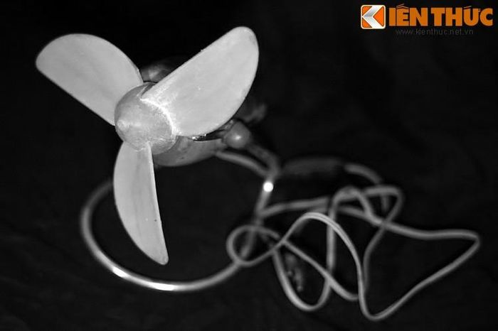 Còn những quạt con cóc đời cổ còn đẹp và hoạt động tốt thì trở thành “hàng hiếm”, được những người sưu tầm săn tìm với giá cao gấp nhiều lần những chiếc quạt mới...