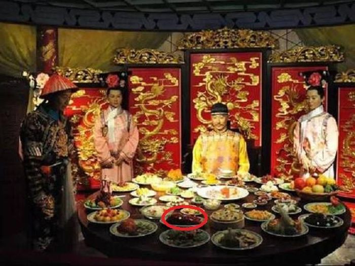 Nếu thức ăn có độc thì đũa bạc sẽ chuyển sang màu đen. Sau khi kiểm tra bằng đồ vật bằng bạc, thái giám sẽ lấy một ít thức ăn ở mỗi món để nếm thử xem có độc hay không. Khi thái giám ăn xong mà không vấn đề gì thì lúc đó nhà vua mới dùng bữa.