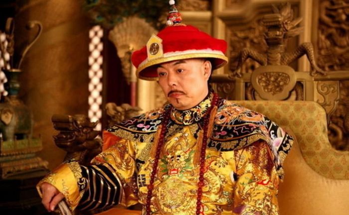Ngay cả hoàng hậu - người đứng đầu hậu cung - cũng không được ngồi ăn cơm cùng hoàng đế. Hoàng hậu cũng như các phi tần, giai nhân trong cung luôn phải đứng để hầu hạ nhà vua trong suốt bữa ăn. Đây là quy định của hoàng tộc nhà Thanh được thực hiện trong suốt hàng trăm năm.