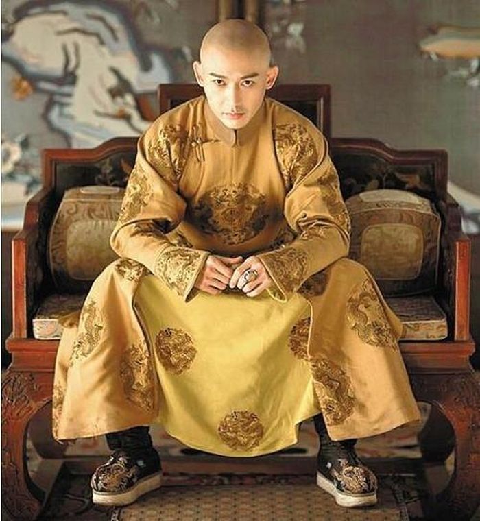 Theo một quan điểm, nhà vua được cho là ăn một mình để tránh thức ăn bị đầu độc. Bậc cửu ngũ chí tôn luôn lo sợ sẽ có kẻ hạ độc mình nên mọi món ăn dâng lên vua đều được kiểm tra chặt chẽ từ lúc chọn nguyên liệu, chế biến và đặt lên bàn ăn. Khi các món được bày lên, thái giám sẽ dùng đũa bạc hoặc kim bạc để kiểm tra thức ăn.