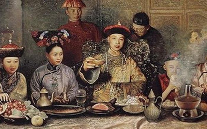 Đây cũng được cho là lý do, chỉ vào những dịp đặc biệt như tết nguyên đán hay lễ mừng thọ... của hoàng đế thì người đứng đầu đất nước mới dùng bữa cùng người các quan lại, phi tần và con cái.