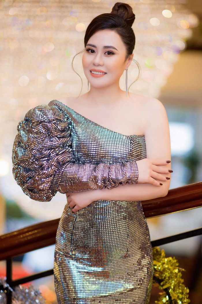 Diễn viên Phan Kim Oanh từng được khán giả biết đến qua khá nhiều phim như: "Đại gia chân đất", "Làng ế vợ", "Những cô gái thành phố", "Về nhà đi con" ,“ Tình yêu và tham vọng”…G ần đây cô tái xuất khán giả qua bộ phim "Lửa ấm" của đạo diễn Đào Duy Phúc ở những tập cuối.