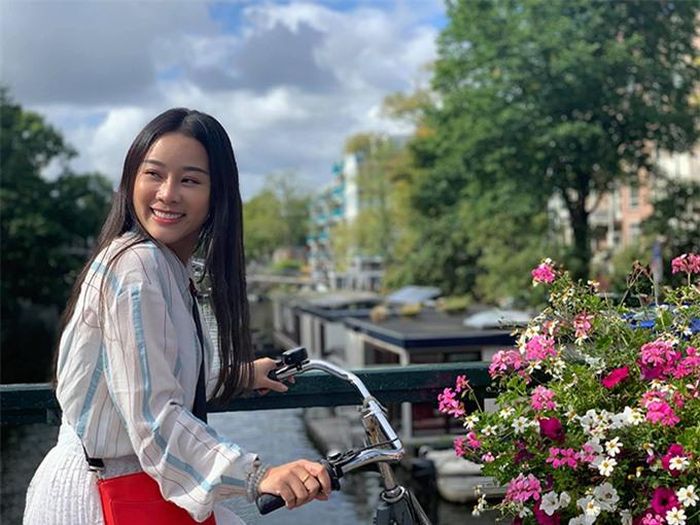 Đã là mẹ của ba cô con gái nhưng Hoa Trần vẫn giữ được sự trẻ trung, hồn nhiên trong cuộc sống đời thường. Cô thường chọn phong cách thời trang năng động và được gọi là "chị gái' của các con. Lấy chồng hơn nhiều tuổi, Hoa Trần tôn trọng những khác biệt về thế hệ và luôn nương theo ý muốn của bạn đời chứ không đòi hỏi anh phải thay đổi theo mình.