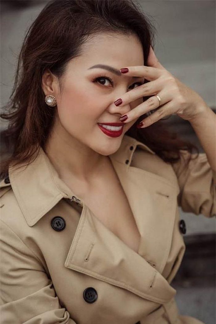 Bà xã của Đăng Dương có nhan sắc nổi bật và gu thời trang sành điệu. Từ khi là sinh viên, chị đã được nhiều đại gia theo đuổi nhưng lại bị chinh phục bởi sự cục mịch và chân thành từ nam ca sĩ. Chị chấp nhận cùng anh gây dựng mọi thứ từ vạch xuất phát và đảm nhận mọi công việc nhà để chồng yên tâm phát triển sự nghiệp.