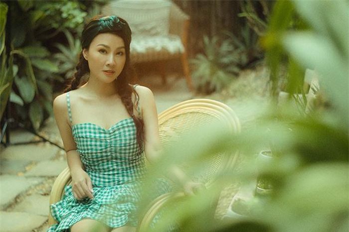 Kim Xuyến chia sẻ, trước khi yêu nhau, chị luôn tắt tivi mỗi khi thấy Đăng Dương hát. "Tôi nghĩ người đâu mà xấu quá, mỗi khi hát là mồm cứ loe ra nhưng đúng là ghét của nào trời cao của nấy. Sau nhiều năm chung sống, tôi không còn thấy chồng xấu nữa. Hình ảnh anh ấy ngày càng đẹp lên trong mắt vợ nhờ tính cách luôn lắng nghe, thấu hiểu", chị chia sẻ. Ở bên nhau 18 năm và đã có hai con trai cao hơn mẹ nhưng Đăng Dương vẫn rất chiều chuộng vợ. Biết Kim Xuyến có sở thích chụp ảnh, anh không ngại tạo dáng, thực hiện các bộ ảnh kỷ niệm với các chủ đề và phong cách khác nhau.