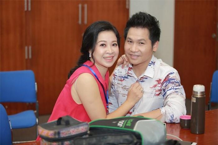 Thanh Hoa luôn ở bên chăm sóc cho chồng trong mọi show diễn. Bên cạnh đó, gia đình anh còn kinh doanh nhà hàng thành công. Với Thanh Hoa, sự nghiệp ca hát của chồng là quan trọng nhất nên chị tình nguyện đứng sau lo liệu mọi thứ để anh yên tâm, chỉ việc hát. Trọng Tấn hay đùa, vợ chính là sếp của mình.