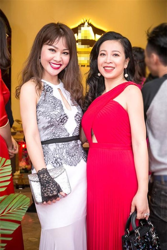 Cùng là quản lý cho chồng, lại sàn tuổi nhau nên vợ Đăng Dương và vợ Trọng Tấn rất thường xuyên gặp gỡ, hẹn hò. Không chỉ là bạn thân, có chung mối quan tâm như thời trang, chuyện nuôi dạy con cái, họ còn luôn có mặt trong những buổi tập nhạc của các ông chồng. Kim Xuyến cho biết, chị và Thanh Hoa đã lên kế hoạch cùng nhau đi chọn đồ cho cho ông xã, chuẩn bị hậu cần cho liveshow tam ca sẽ diễn ra vào 12/12.