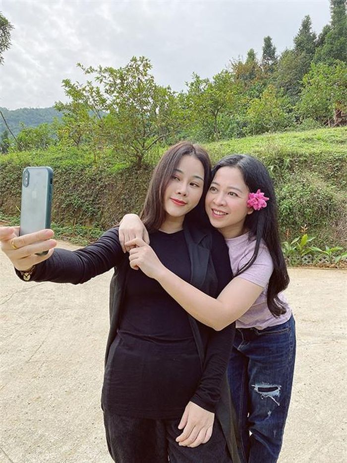 Hoa Trần chia sẻ, ba gia đình rất thân thiết và có group chat chung để thường xuyên trao đổi, trò chuyện cả về công việc lẫn cuộc sống. Họ luôn có mặt trong ngày vui hoặc dịp kỷ niệm của nhau. Trong khi Đăng Dương - Trọng Tấn - Việt Hoàn là bạn tâm giao trong âm nhạc thì ba bà vợ Kim Xuyến - Thanh Hoa - Hoa Trần lại là hội chị em thỉnh thoảng tổ chức kể xấu chồng. Khi tam ca nhạc đỏ tổ chức liveshow Đường chúng ta đi,cả ba bà vợ thường xuyên bàn luận để cùng chuẩn bị trang phục cho chồng sao cho đồng điệu.