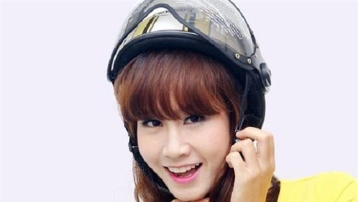 Đội mũ bảo hiểm sẽ khiến tóc dễ bị hư tổn, gẫy rụng, mất nếp