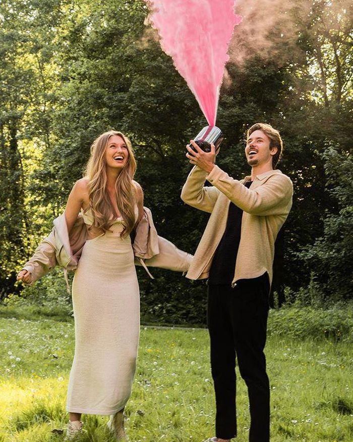  Romee Strijd từng mắc chứng buồng trứng đa nang. 