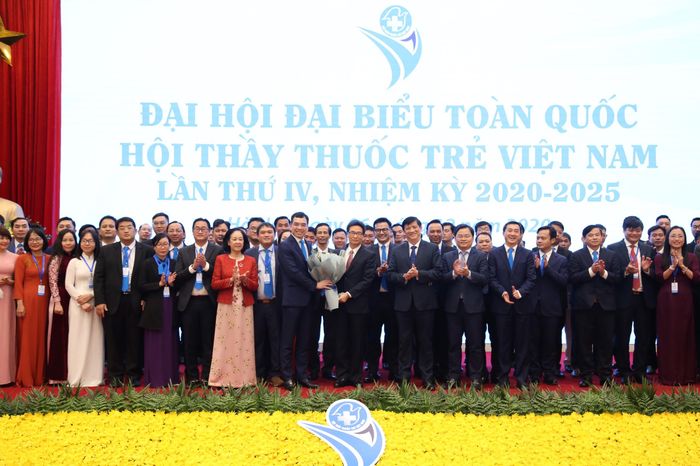 Các đồng chí lãnh đạo Đảng, Nhà nước chúc mừng Ban Chấp hành Hội Thầy thuốc trẻ Việt Nam khóa IV nhiệm kỳ 2020-2025. Ảnh: Sức khỏe và Đời sống 