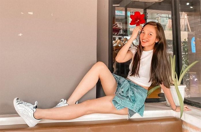 Ngoài ra, Hiền Thục còn rất biết cách ăn mặc nên trông cô không khác gì thiếu nữ 18.