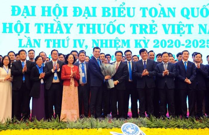 Trưởng ban Dân vận Trung ương Trương Thị Mai, Phó Thủ tướng Vũ Đức Đam, Bộ trưởng Y tế Nguyễn Thanh Long và Bí thư thứ nhất T.Ư Đoàn, Chủ tịch T.Ư Hội LHTN Việt Nam Nguyễn Anh Tuấn tặng hoa chúc mừng Ban chấp hành và tân Chủ tịch T.Ư Hội Thầy thuốc trẻ Việt Nam khóa IV. Ảnh: Xuân Tùng