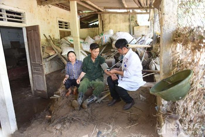 Hội Thầy thuốc trẻ tỉnh Nghệ An khám chữa bệnh cho người dân bị thiên tai ở huyện Kỳ Sơn. Ảnh: Thành Chung