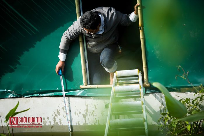 Anh Hiếu cho hay: "Có thể tưởng tượng ngôi nhà này lấy chút cảm hứng từ thiết kế tàu sân bay nhưng thu nhỏ ở mức tối đa. Bê tông bọt khí là loại bê tông đặc biệt, có thể nổi trên mặt nước ngay ở dạng khối. Để ngôi nhà thêm vững chắc, tôi sử dụng cốt thép và thành bê tông dày 10-20cm. Ngôi nhà được thiết kế để đạt lực đẩy 8 tấn, trong đó trọng lượng khô của nhà khoảng 5 tấn, còn 3 tấn dành cho người trú ẩn và đồ đạc trong nhà vẫn còn thừa. Những khoang hầm có thể tích trữ đồ đạc được. Bên cạnh đó, nhà cũng được thiết kế theo dạng module để đảm bảo nếu một module gặp sự cố thì nhà vẫn sẽ nổi".