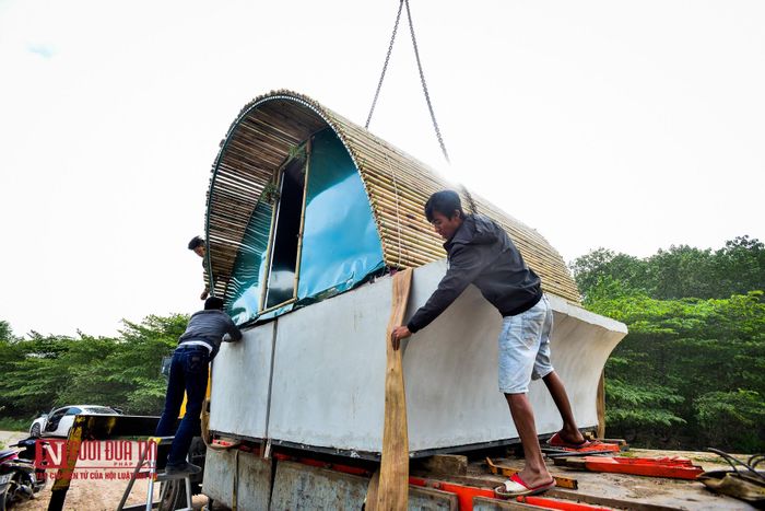 Là một trong những người đi theo các chuyến đi cứu trợ đầu tiên, anh Lê Trung Hiếu (Hoàng Mai, Hà Nội) đã tới Quảng Bình trong tháng 10 và tận mắt nhìn thấy cảnh lụt lội, nước cao quá nóc nhà. Hình ảnh những người dân phải ngồi trên nóc nhà trong cơn mưa lớn chờ cứu trợ khiến anh Hiếu không thể cầm lòng. Sau chuyến đi ấy, anh Hiếu đã nảy sinh suy nghĩ cần thiết kế một căn nhà để bà con có thể tránh bão lũ. Ngay sau đó anh Hiếu đã cùng các đồng nghiệp, thiết kế căn nhà nổi với phao nổi làm bằng bê tông siêu nhẹ.