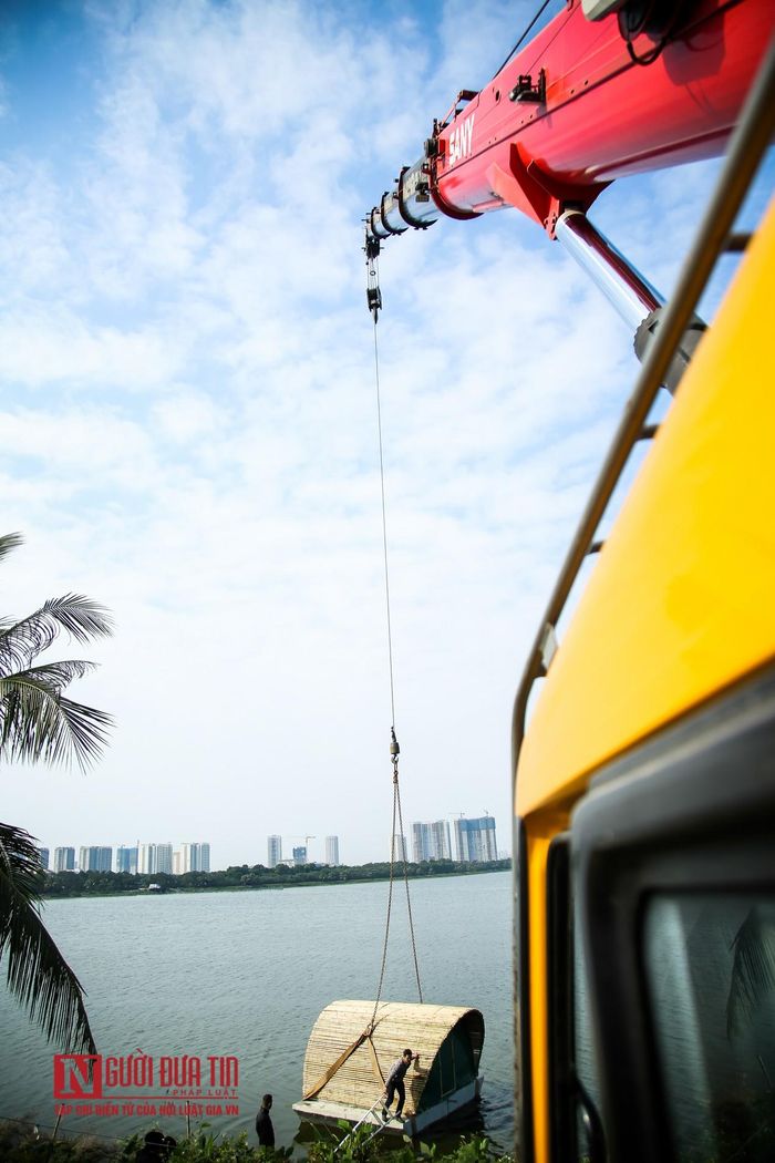 Ngôi nhà được thiết kế riêng cho người dân miền Trung trong mùa lũ kiểu hầm Đờ Cát, nếu chèn chặn phía trên bằng bao tải cát sẽ chống cả bão, chịu được sức gió cấp 9 - cấp 10; còn khi lũ tràn về thì bỏ bao cát ra để nhà tự nổi lên.
