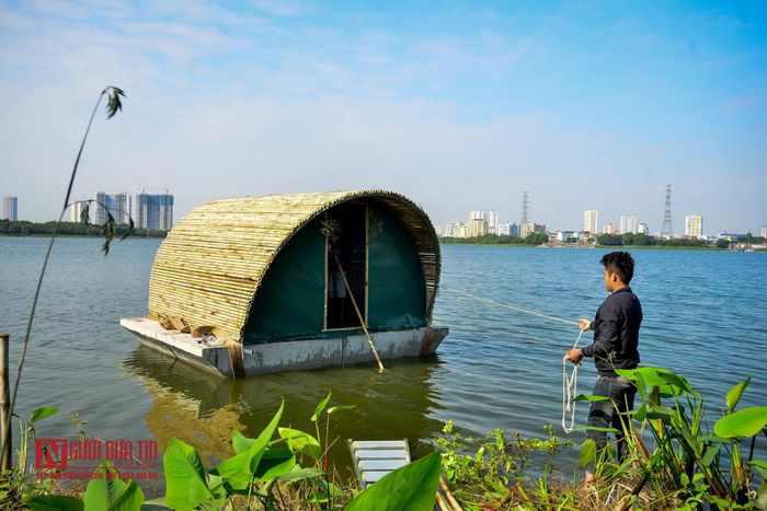 Phần phao được làm bằng bê tông siêu nhẹ, neo bằng tời quay tay tự nhả khi nước dâng và cuộn lại khi nước xuống. Với các chất liệu làm căn nhà này đảm bảo độ bền trên 15 năm. Hành lang phía hai bên hông ngôi nhà rộng khoảng 40cm để gia xúc, gia cầm hoặc các vật dụng khác.