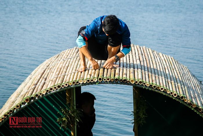 Mái có lớp tre, trúc phía ngoài đè lên lớp tôn bên trong.