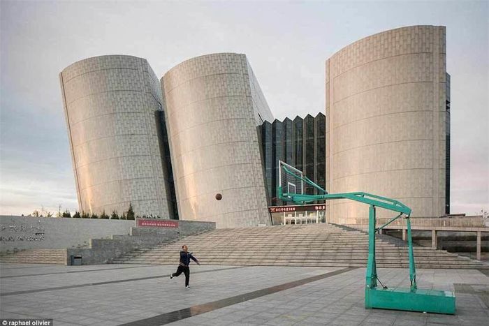  Chỉ có 2% các tòa nhà ở Ordos có người ở. 