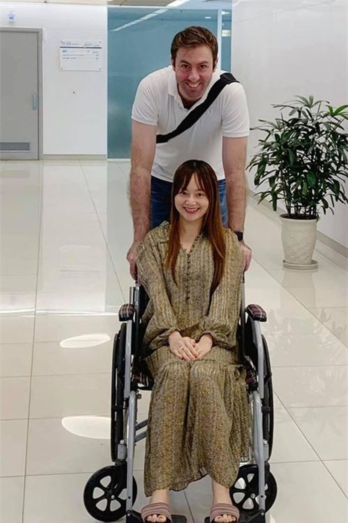 Lan Phương được chồng Tây chăm sóc khi nhập viện sau phim Bố già. 