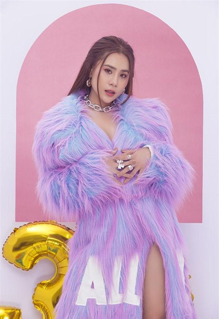 Ở tuổi 30, Hồ Bích Trâm vẫn đi về lẻ bóng sau vài cuộc tình dang dở. Bị bố mẹ hối thúc kết hôn nhưng cô không vội vàng vì muốn tìm được ai đó thực sự yêu thương, sẵn sàng chia sẻ vui buồn với mình.