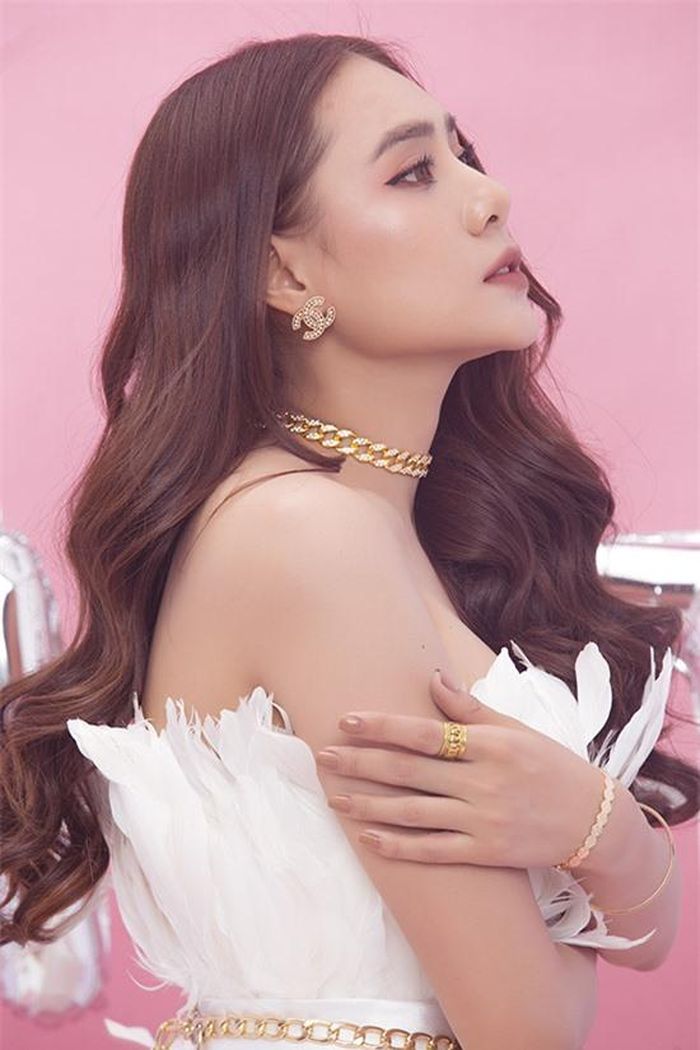 Bộ ảnh mừng sinh nhật của Hồ Bích Trâm do stylist Nguyên Văn, chuyên gia trang điểm Hoàng Trang Bùi hỗ trợ thưc hiện.