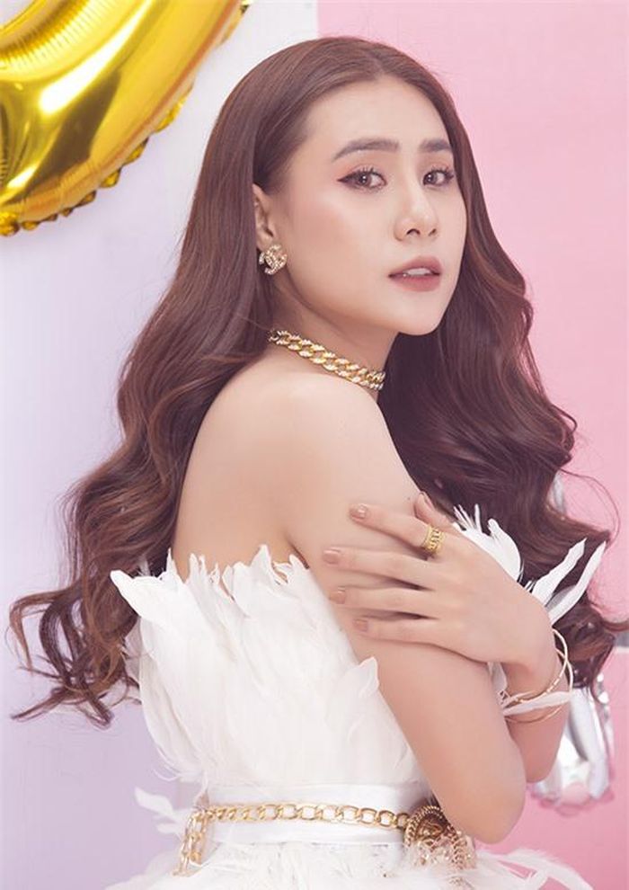 Cuối tháng 12, Hồ Bích Trâm sẽ bắt tay làm phim Tết và một phim truyền hình do cô bỏ vốn đầu tư. Người đẹp hy vọng được khán giả ủng hộ thử sức với vai trò mới.
