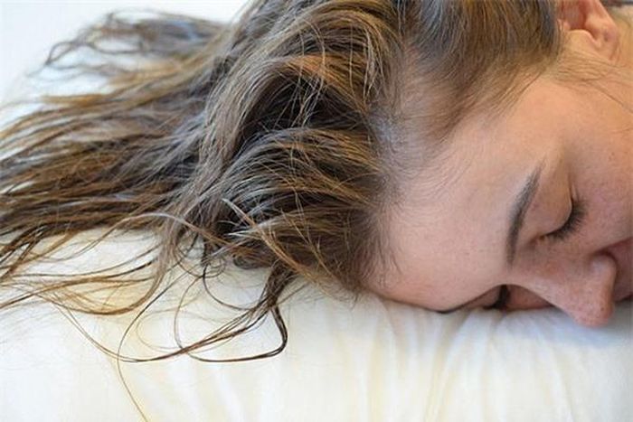 Để tóc còn ướt khi ngủ ảnh hưởng xấu đến cơ thể (Ảnh minh họa)