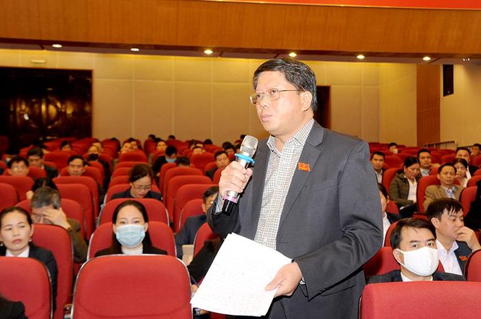 Lãnh đạo Sở Tài chính giải trình những ý kiến đại biểu về các dự thảo nghị quyết.