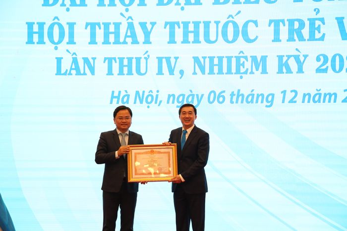 Thừa ủy quyền của Thủ tướng Chính phủ, ông Nguyễn Anh Tuấn - Bí thư thứ nhất Trung ương Đoàn đã trao Bằng khen cho Hội Thầy thuốc trẻ Việt Nam vì những thành tích xuất sắc trong trực tiếp tham gia vào công tác phòng, chống dịch COVID-19.