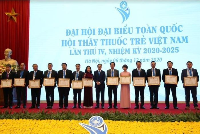 Thứ trưởng Bộ Y tế Trần Văn Thuấn trao Bằng khen của Bộ trưởng Bộ Y tế cho các tập thể, cá nhân.