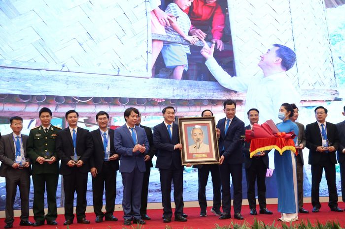 Hội Thầy thuốc trẻ Việt Nam khóa IV cảm ơn và tặng quà kỷ niệm cho các đồng chí trong Ban Chấp hành Trung ương Hội khóa III.